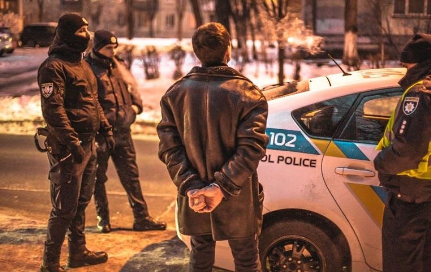 В Днепровском районе мужчина избил женщину и стрелял в прохожих (фото)