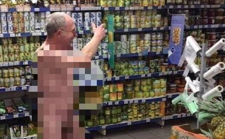 По столичному супермаркету бегал голый мужчина