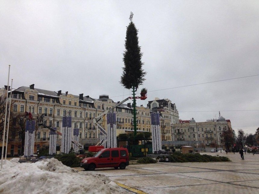 На Софийской площади разбирают новогодний городок (фото)