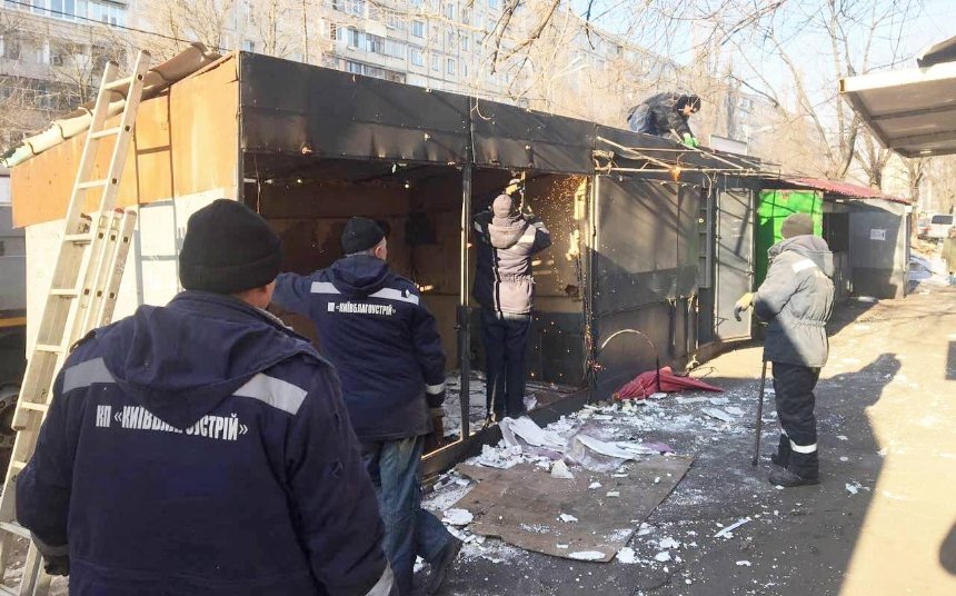 Коммунальщики снесли нелегальный рынок на Лесном (фото)