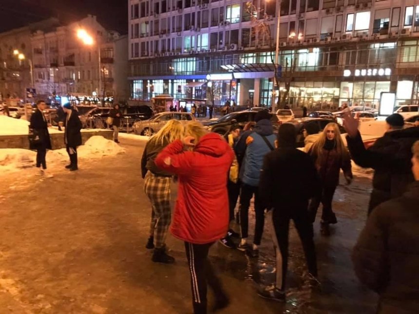 В Киеве подростки избили мужчину у метро (фото,видео 18+)