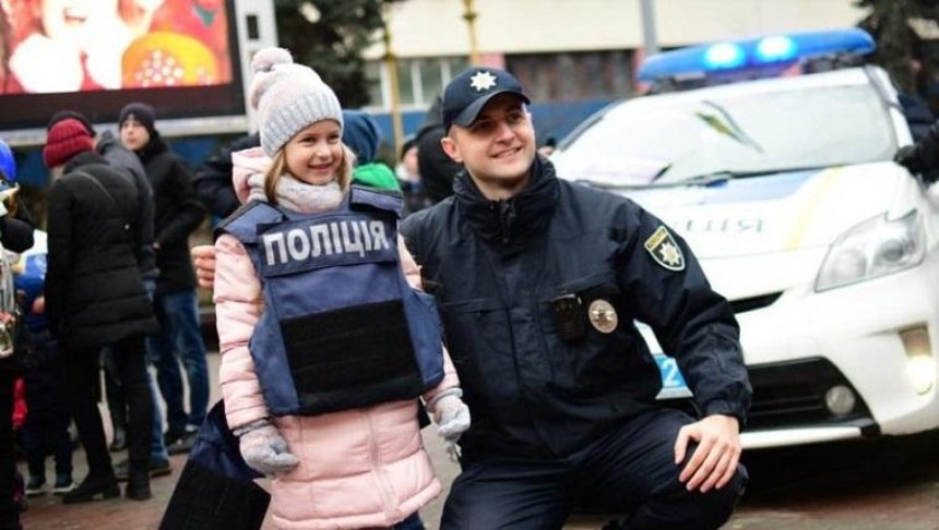 Маленьких киевлян приглашают отметить «Рождество с копами»