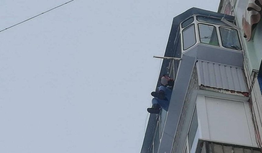 Под Киевом девушка сбежала из больницы и смеялась на балконе