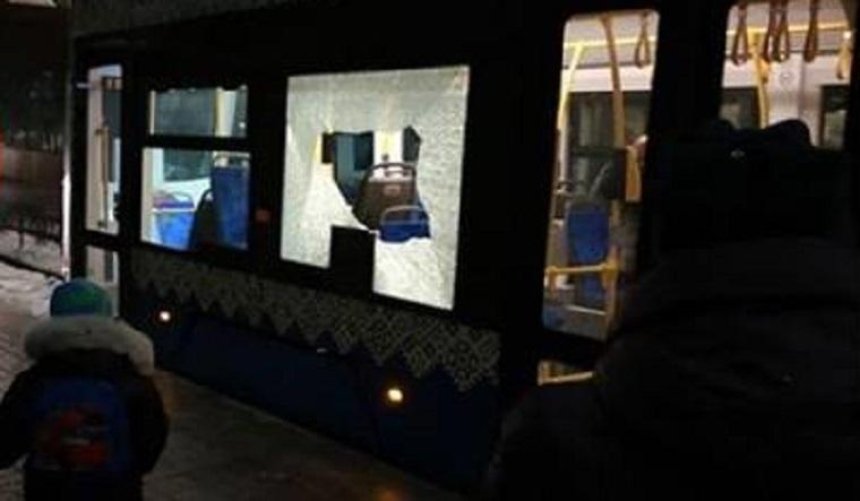 Вандалы разбили окно в скоростном трамвае (фото) (обновлено)