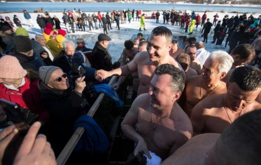 На Крещение Кличко нырял в Днепр и проводил для мэров 30 городов экскурсию по парку «Наталка»