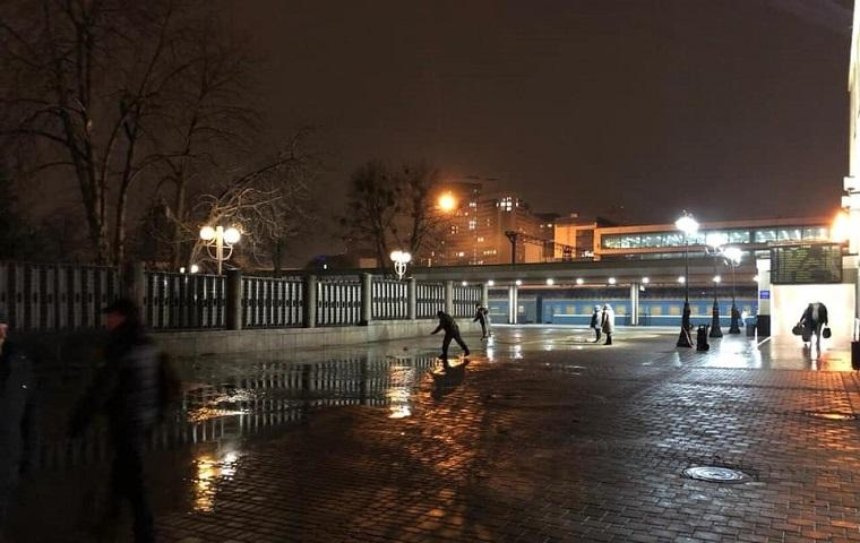 У центрального жд-вокзала Киева снесли МАФы (видео)