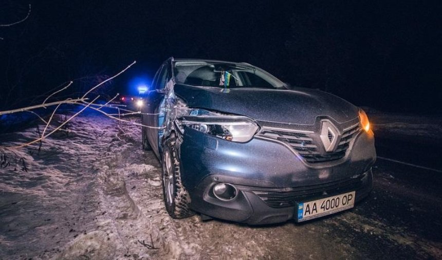 На узбіччі під Києвом автомобіль на швидкості збив військового ЗСУ (фото, відео)