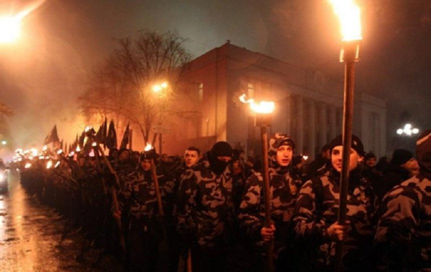 По Киеву прошел факельный марш в честь Героев Крут (фото)