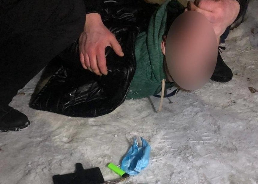 На Киевщине мужчина угрожал девушке шприцем и требовал деньги