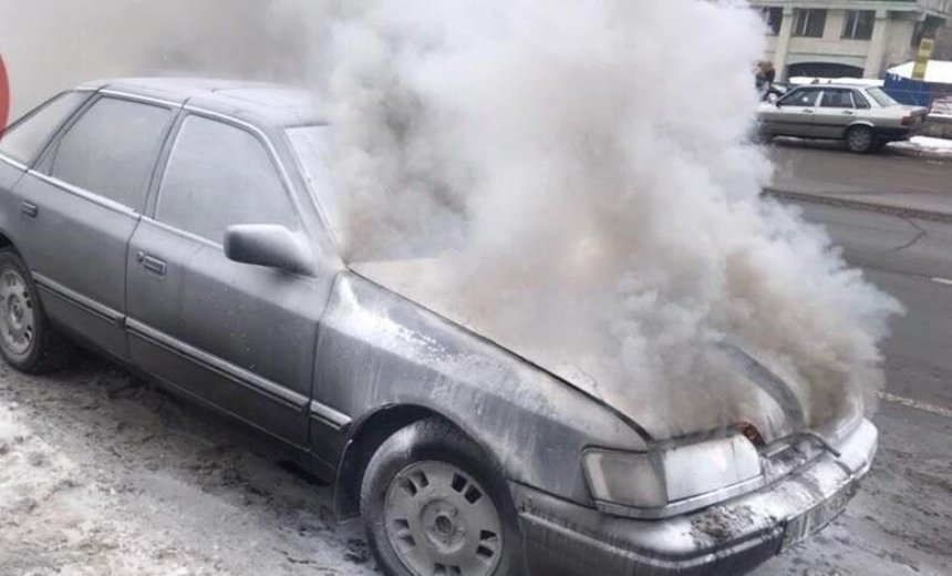 Не пощастило: на Троєщині згоріло авто, придбане за дві години до інциденту 
