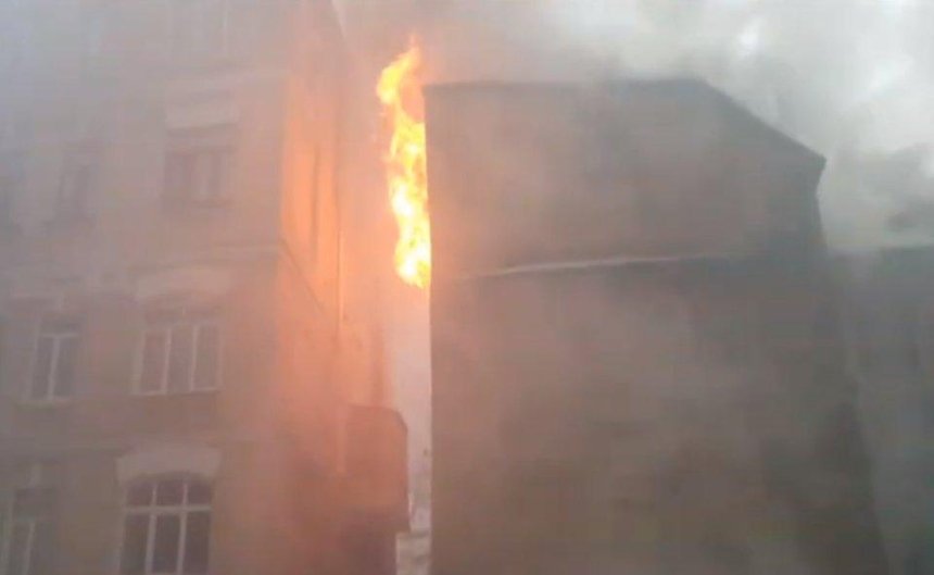В районе Европейской площади горит старое здание (фото, видео) (обновлено)