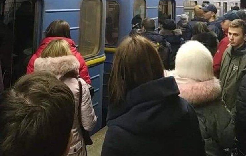 В метро пьяный пассажир упал на рельсы