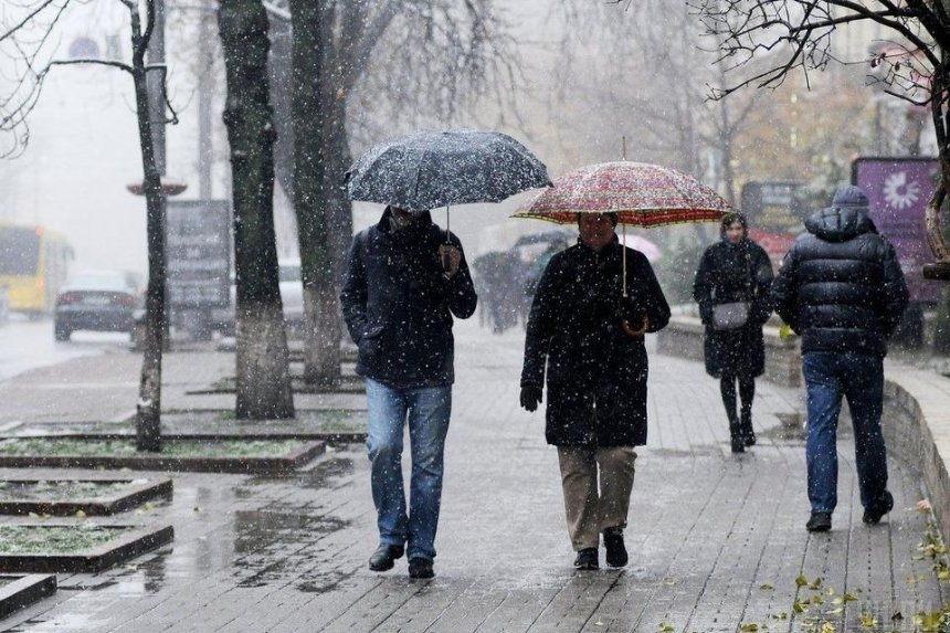 Дождь, снег и сильный ветер: в Киеве объявили штормовое предупреждение