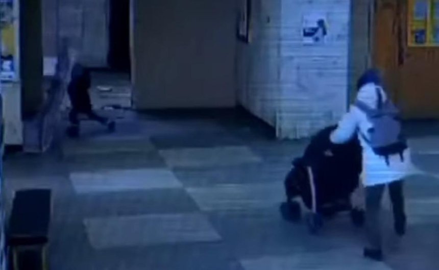 Падение двери на ребенка: в сети опубликовали видео инцидента