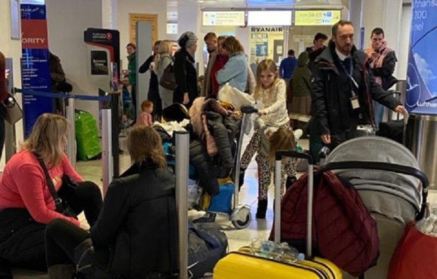 Украинские пассажиры авиакомпании Ernest Airlines застряли в аэропорту Неаполя (фото)
