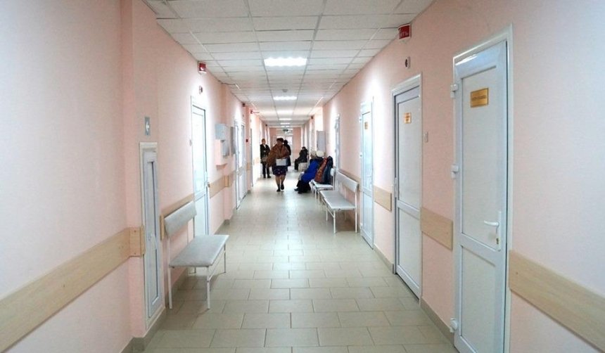 В киевской поликлинике на четырехлетнего ребенка упали металлопластиковые двери
