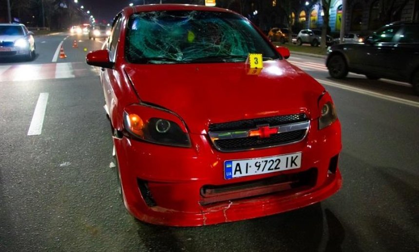 В Соломенском районе автомобиль сбил пешехода, который выбежал на переход