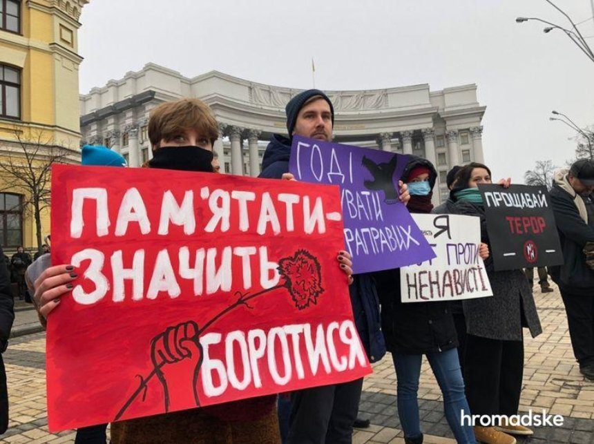 В Киеве участников акции «против ультраправого насилия» забросали петардами