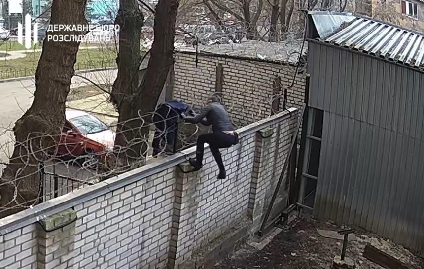 Татьяна Черновол перелезла через забор, чтобы попасть на брифинг в ГБР