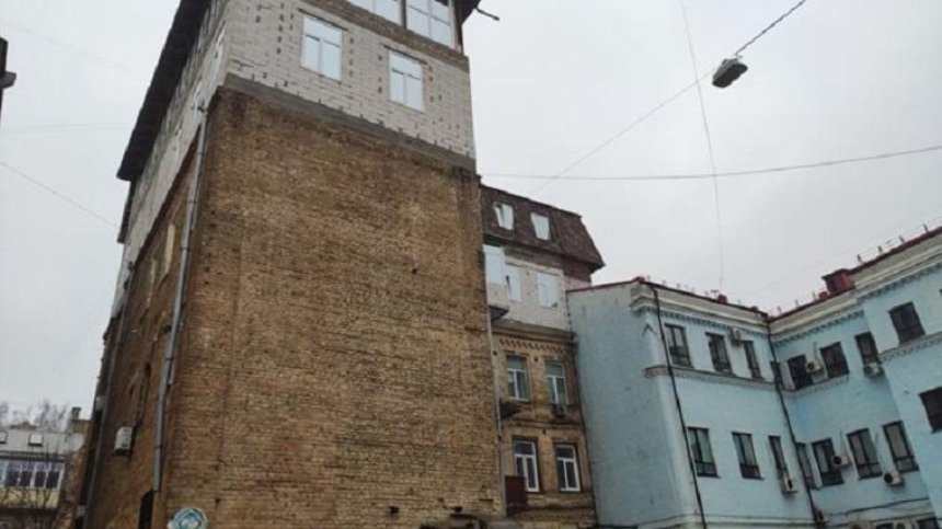 На старинном здании в центре Киева заметили надстройку