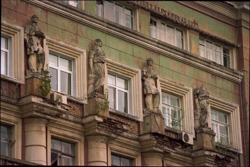 С фасадов киевских домов пропали старинные статуи и вазы