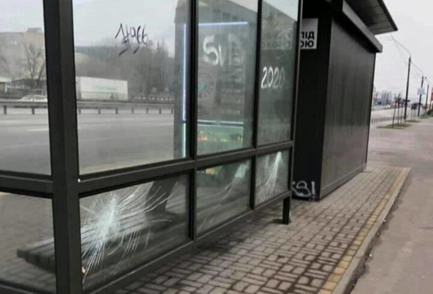 В Киеве вандалы изувечили новую остановку общественного транспорта