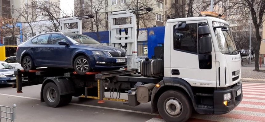 В Киеве заработали эвакуаторы новой конструкции (видео)