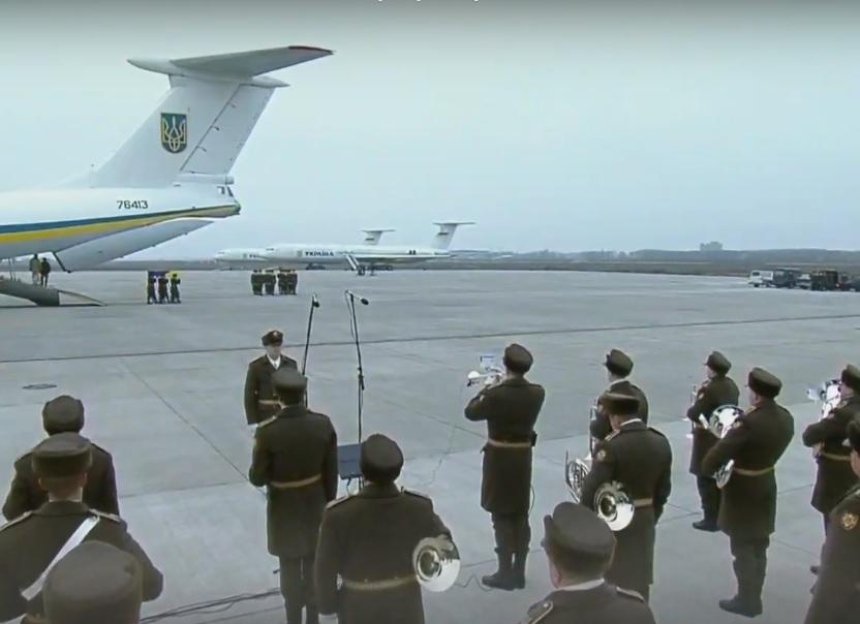Крушение самолета МАУ: в Борисполе начали церемонию прощания с погибшими.
