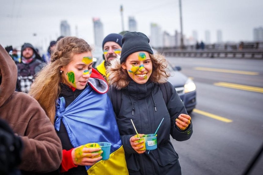 В День Соборности на мосту Патона киевляне создали «живую цепь». Фоторепортаж 