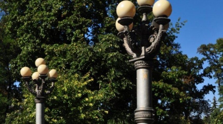«Киевгорсвет» доказал необходимость замены фонарей в Мариинском парке (фото)