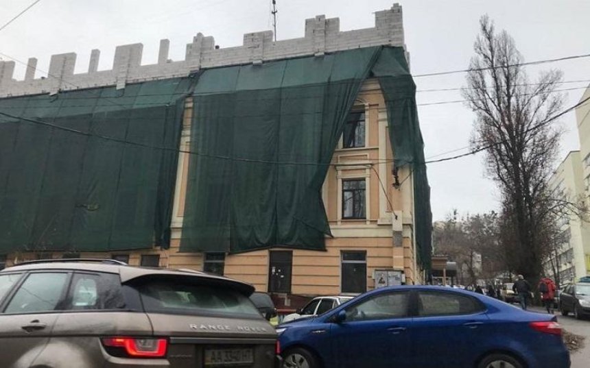 На историческом доме в Подольском районе возводят надстройку (фото)