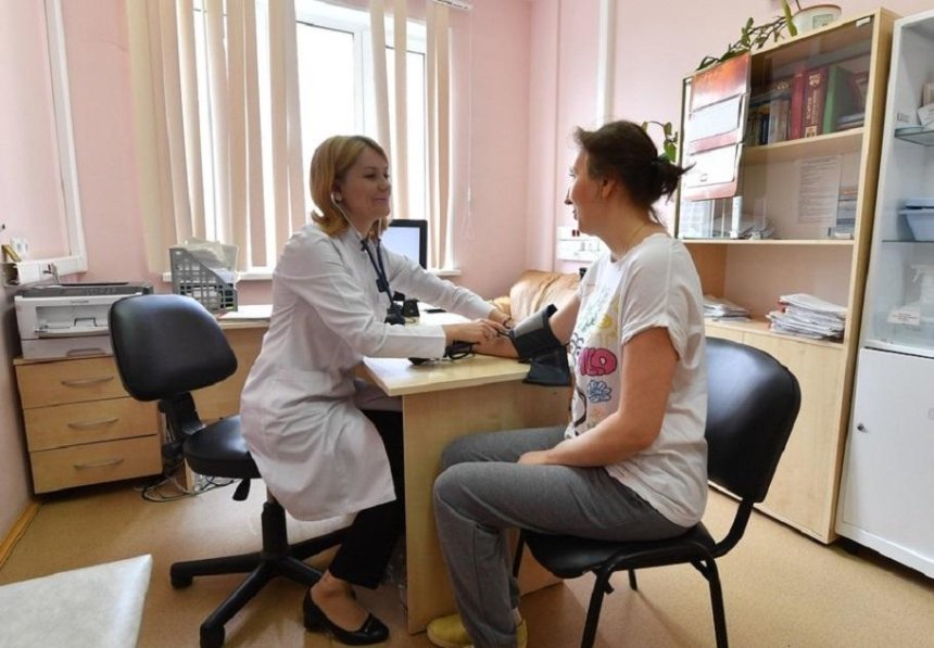 Диагностика инсульта и помощь при родах: какие медицинские услуги будут бесплатными для украинцев 