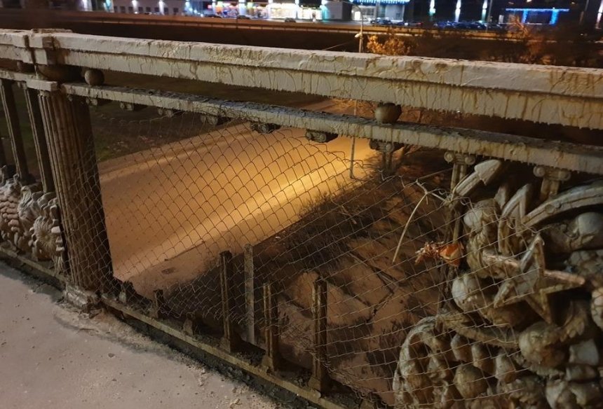 Нет решеток и половины плафонов: в сети опубликовали фото аварийного моста Патона (фото)