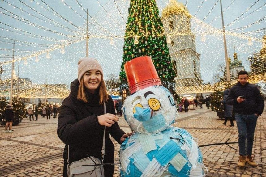 В центре Киева появился снеговик из медицинских масок