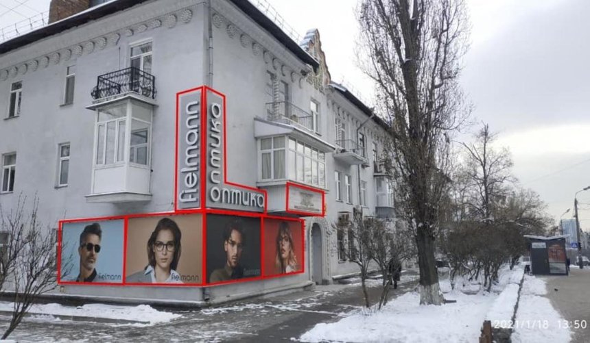 Сталинки на улице Михаила Бойчука очистили от незаконной рекламы
