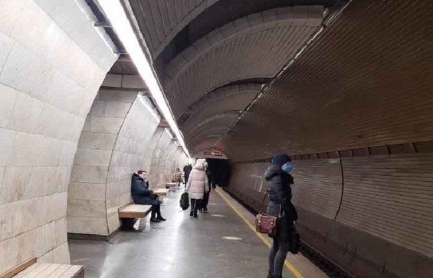 На станции «Печерская» установили новые светильники: киевляне раскритиковали их