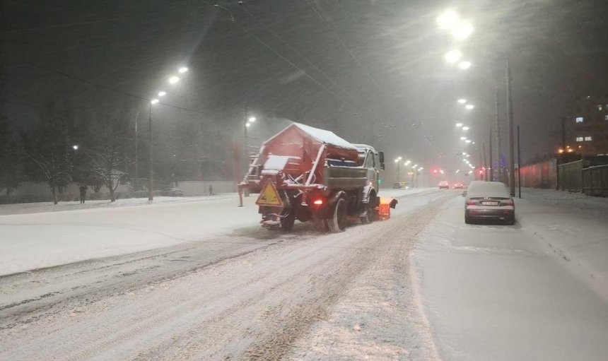 Коммунальщики всю ночь боролись с последствиями снегопада в столице