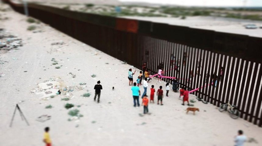 Розовые качели на границе США и Мексики признаны лучшим дизайном 2020 года