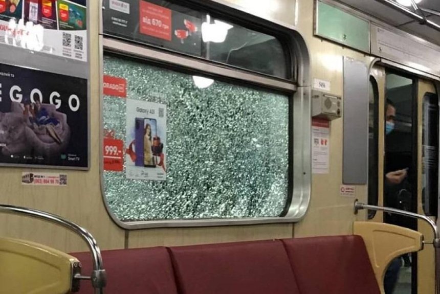 Хулиганы закидали камнями несколько поездов метро