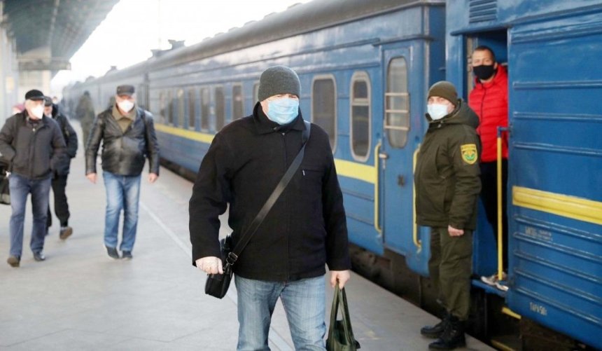 В пригородных поездах «Укрзалізниці» хотят установить камеры и «красные кнопки»