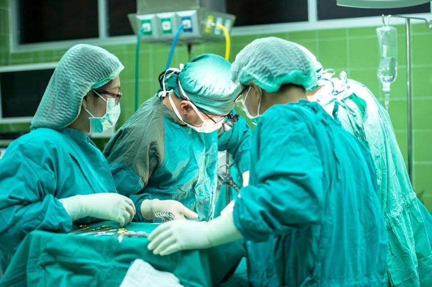 Во Франции провели первую в мире операцию по пересадке обеих рук и плеч