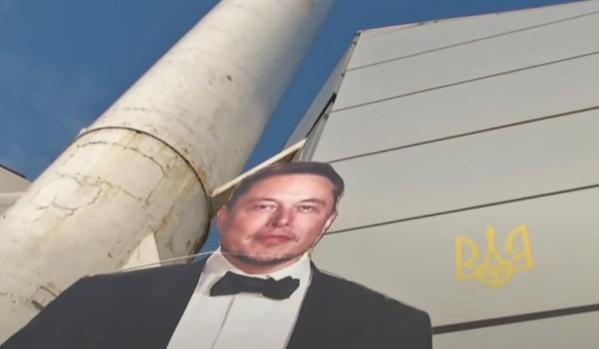 Картонный Илон Маск «прогулялся» по Житомиру и «посетил» музей космонавтики