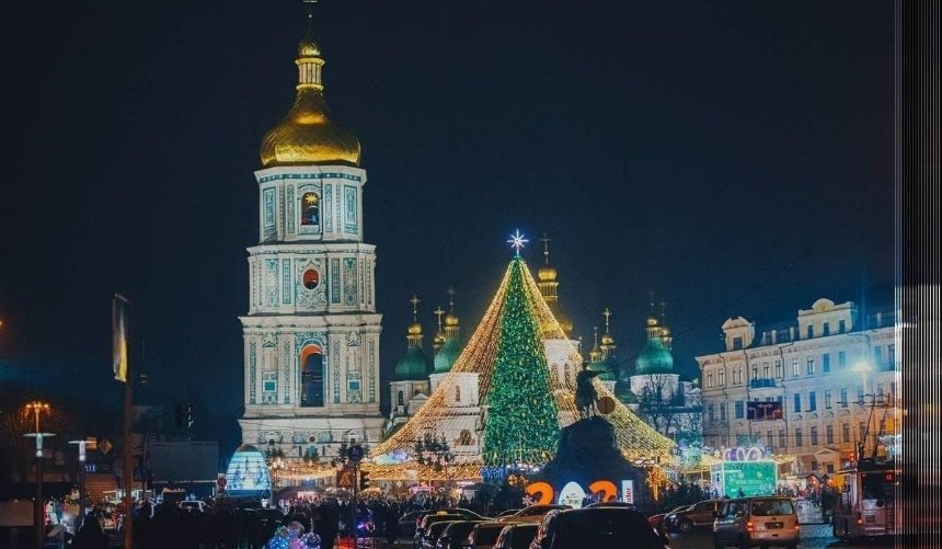 На Софийской площади начали демонтаж новогодней елки