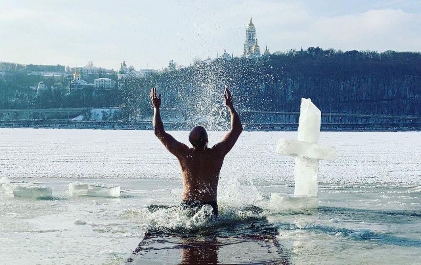 Мороз не помеха: как киевляне купались в проруби на Крещение
