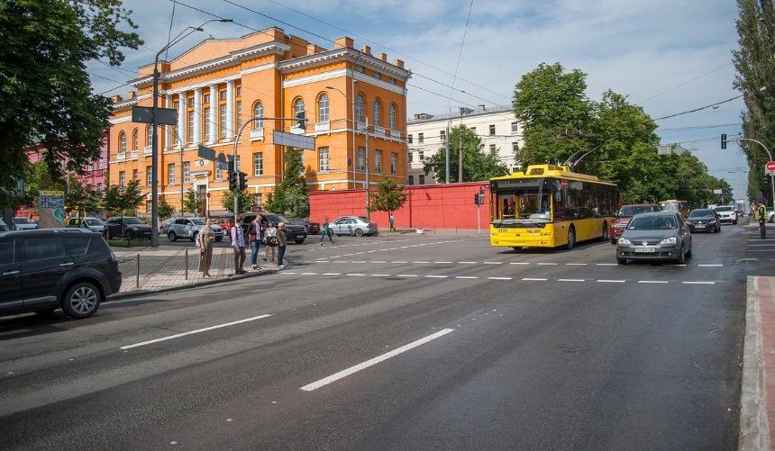 Сколько водителей нарушают ПДД и проезжают по полосам для общественного транспорта в Киеве