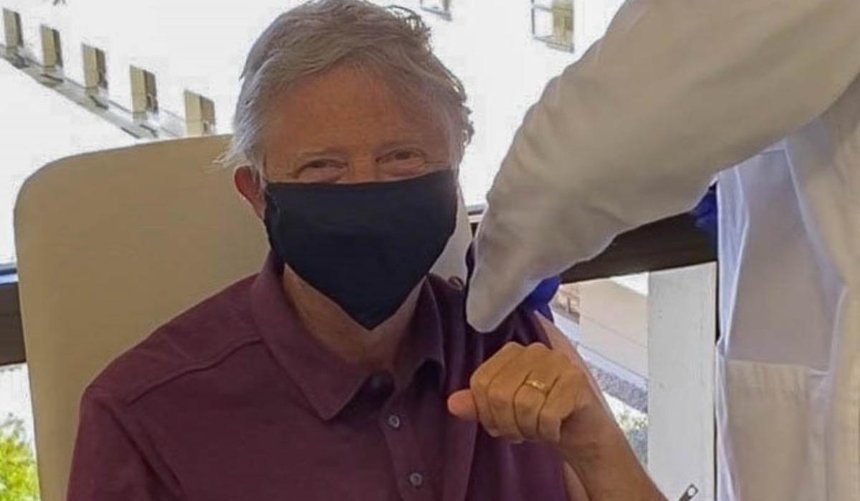 «Чувствую себя отлично»: Билл Гейтс сделал прививку от коронавируса