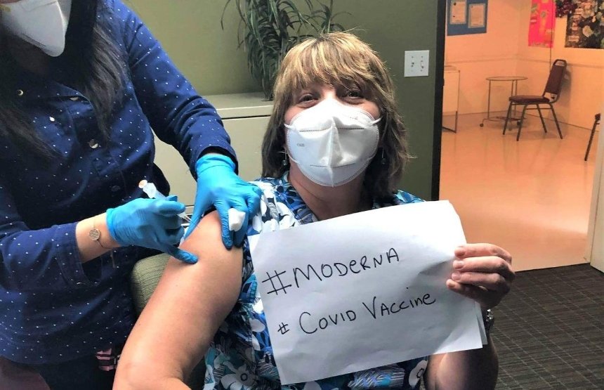 В США от COVID-19 вакцинировали медсестру из Киева