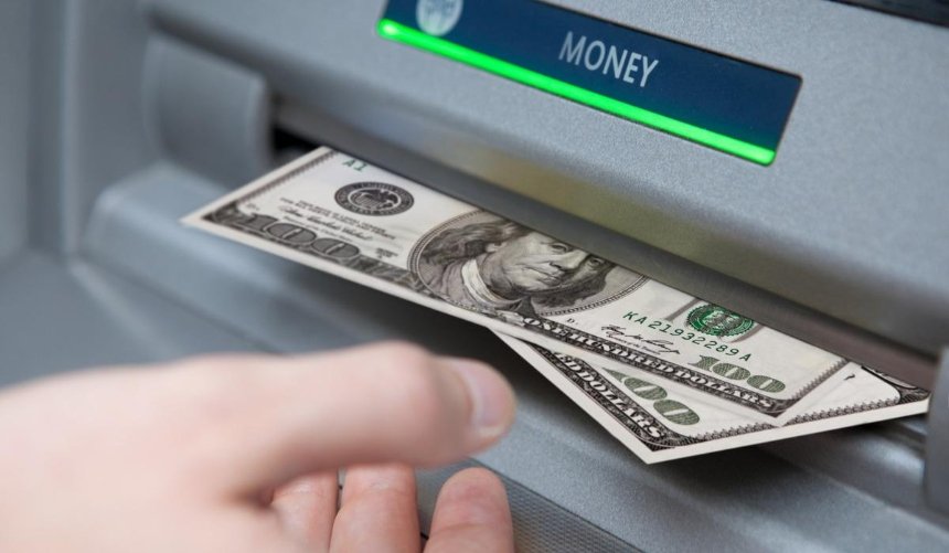 Нацбанк разрешил обменивать наличные доллары через терминалы и банкоматы