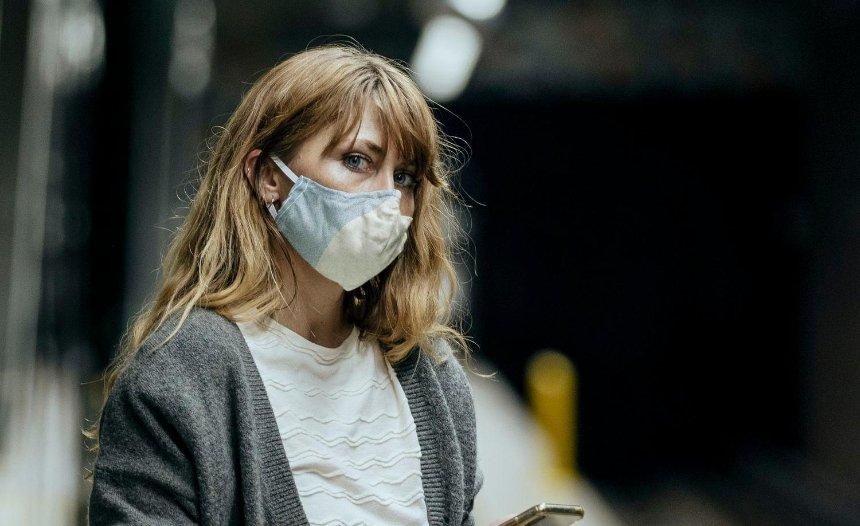 Франция запретила носить самодельные маски в общественных местах