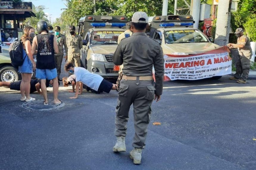 Иностранных туристов на Бали заставили отжиматься за нарушение карантинных правил